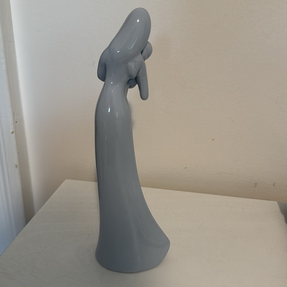 9 inch tall ceramic Blessed Mother statue. Good condition. Modern design. - Picture 4 of 5